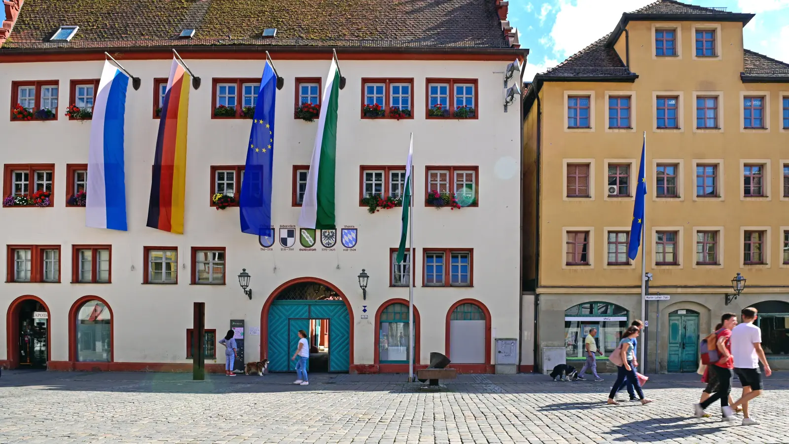 Rathaus (links) und Schrammhaus sollen als denkmalgeschütztes Ensemble saniert werden. Dabei will man das Schrammhaus nutzen, um den Komplex mit einem Aufzug barrierefrei zu erschließen. (Foto: Jim Albright)