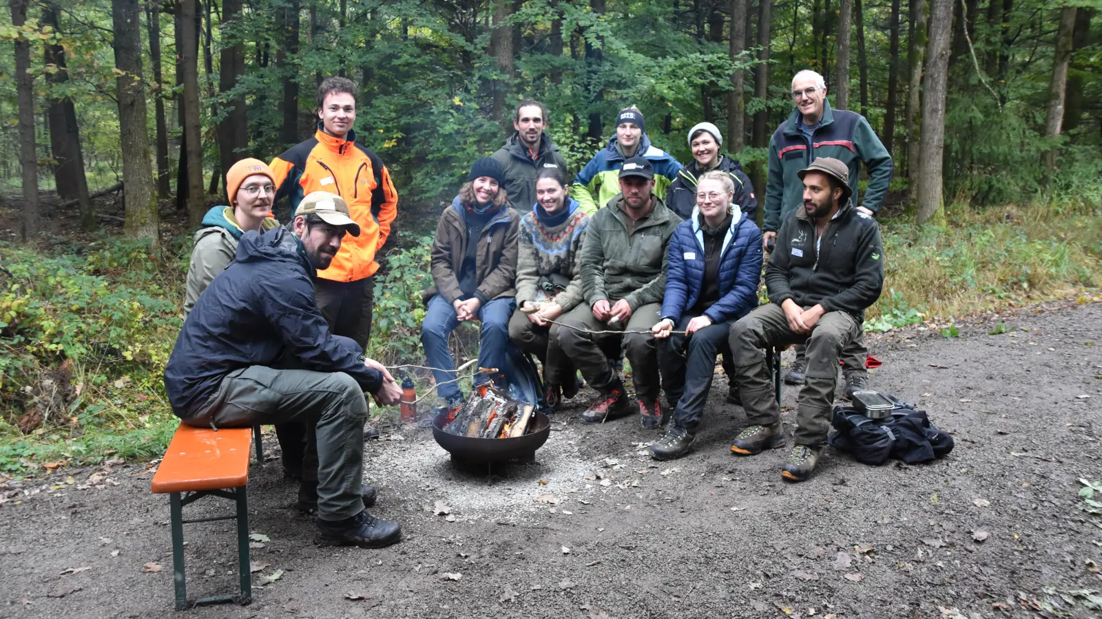 Diese Prüflinge (hinten rechts mit Forstschullehrer Stefan Feller) haben den Waldparcours hinter sich und stärken sich mit Würstchen am Lagerfeuer.  (Foto: Silvia Schäfer)