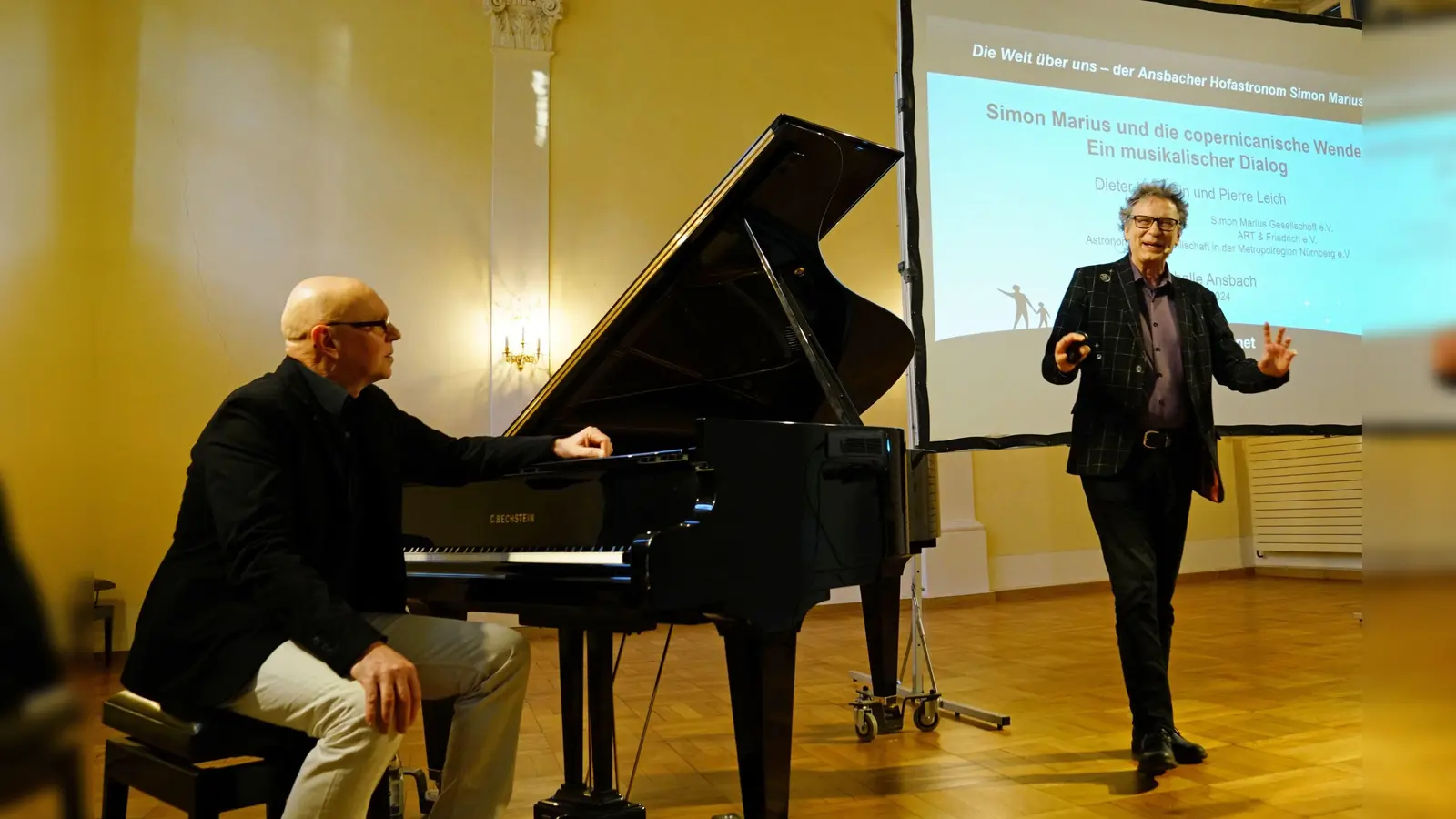 Brachten die „copernicanische Wende“ mit „koperneckischen Wendungen“ am Klavier zusammen: der Jazzpianist Dieter Köhnlein und Pierre Leich, der Präsident der Simon Marius Gesellschaft. (Foto: Elke Walter)