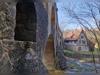 Frühling an der Doppelbrücke - gesehen im Taubertal bei Rothenburg (Foto: Leonie Lang)