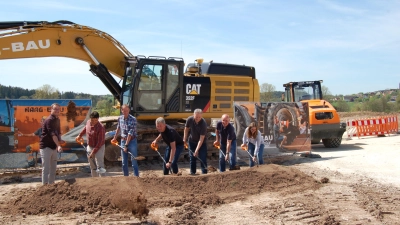 Griffen beim offiziellen Auftakt der Erschließungsarbeiten zum Spaten (von links): Tim Härtfelder vom Ingenieurbüro, Bauamtsmitarbeiter Klaus Gröner, OB Dr. Christoph Hammer, Simon Haag und Bastian Koschate (beide Haag-Bau) sowie Harald Großmüller und Jaqueline Ehrmann vom Ingenieurbüro. (Foto: Markus Weinzierl)
