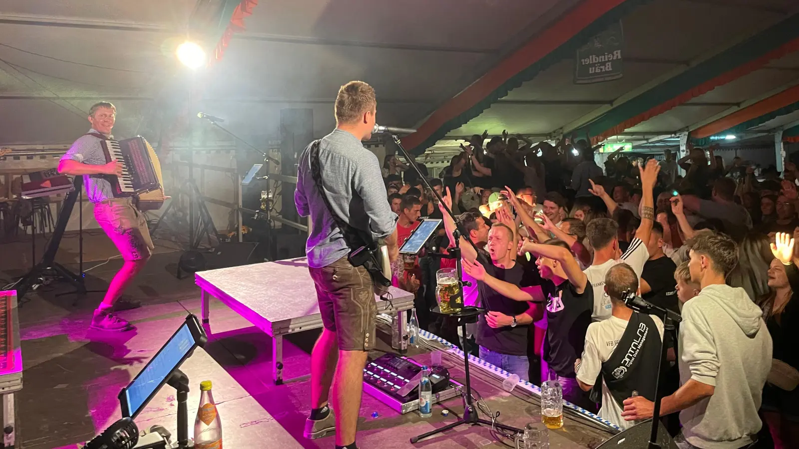 Für beste Stimmung ist im großen Festzelt gesorgt. (Foto: Stadt Schillingsfürst)