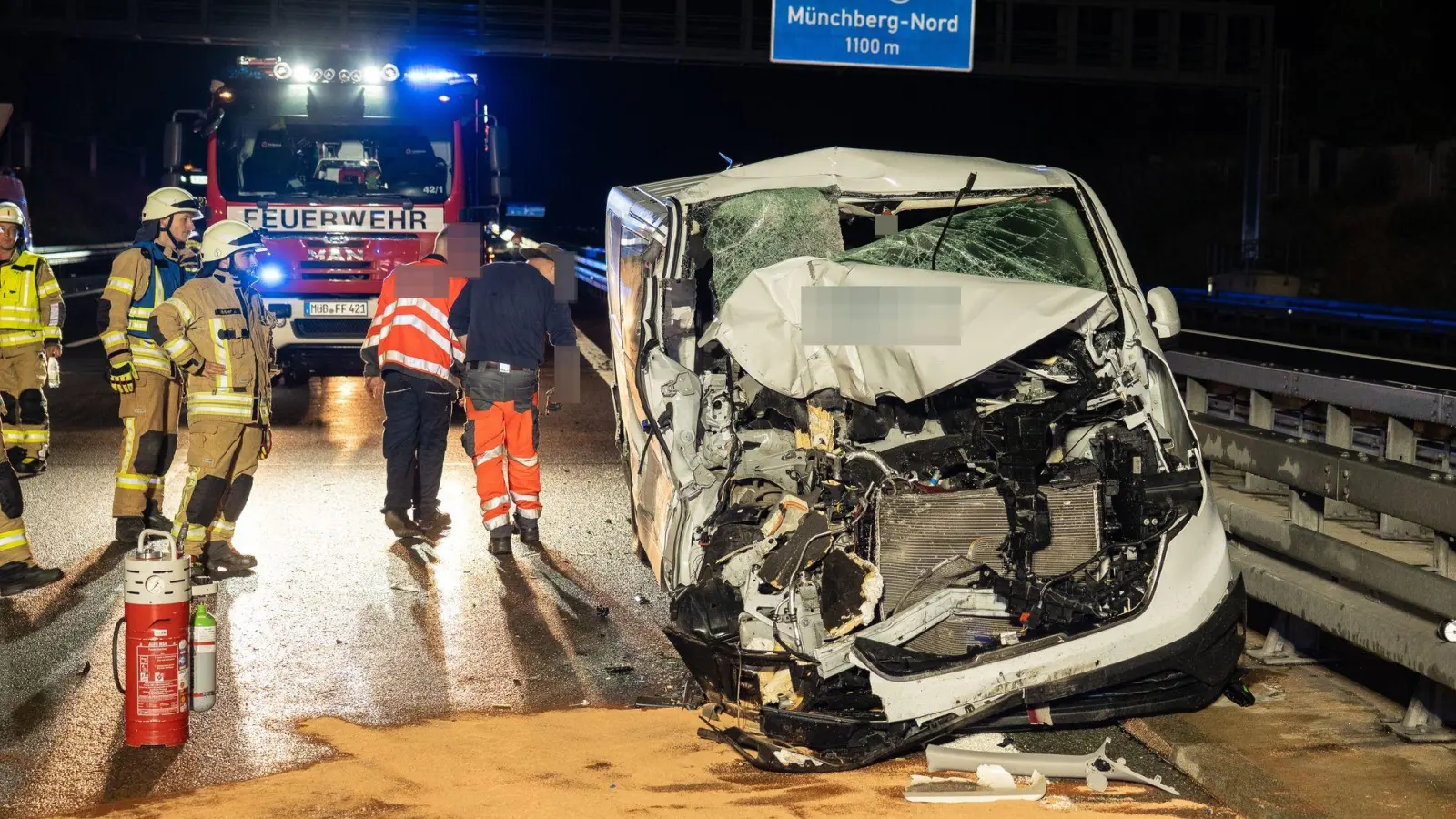 Zwei der acht Insassen in dem Kleinbus wurden schwer verletzt.  (Foto: Ferdinand Merzbach/NEWS5/dpa)