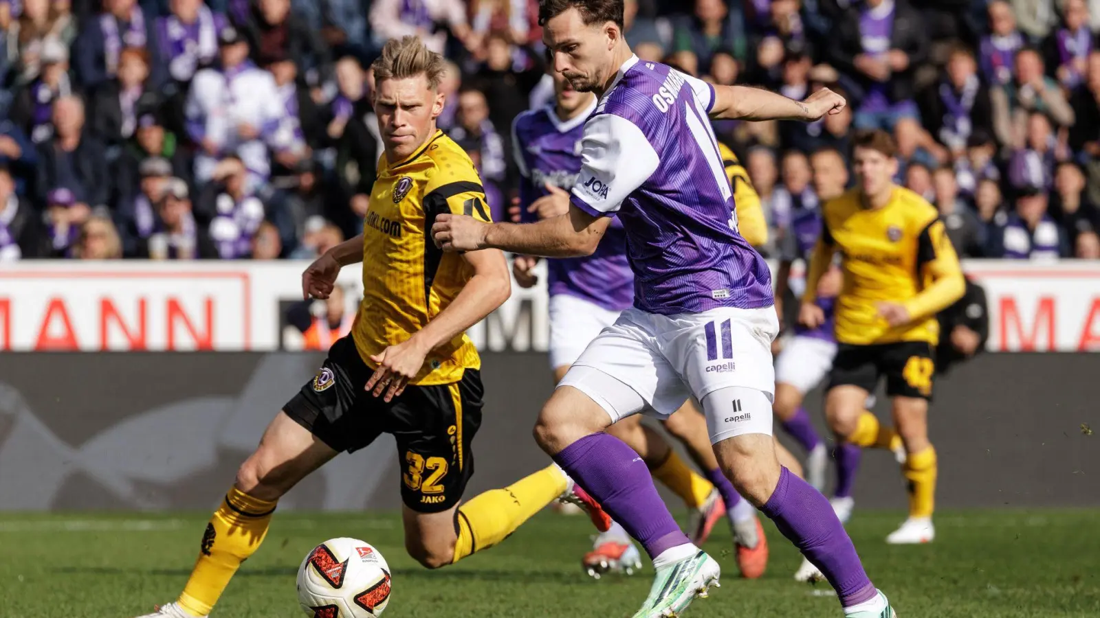 Jonas Sterner (links, Dynamo Dresden) im Zweikampf mit Robin Meißner (VfL Osnabrück). (Foto: David Ebener/dpa)