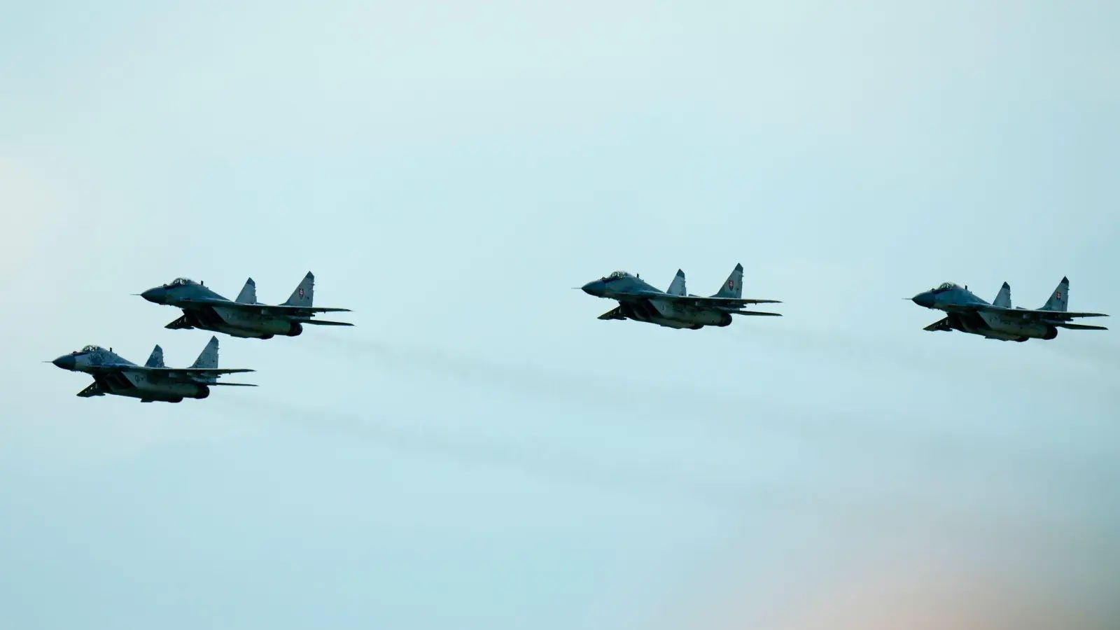 Kampfjets vom Typ MiG-29 während einer Flugshow (Archivbild). (Foto: Petr David Josek/AP/dpa)