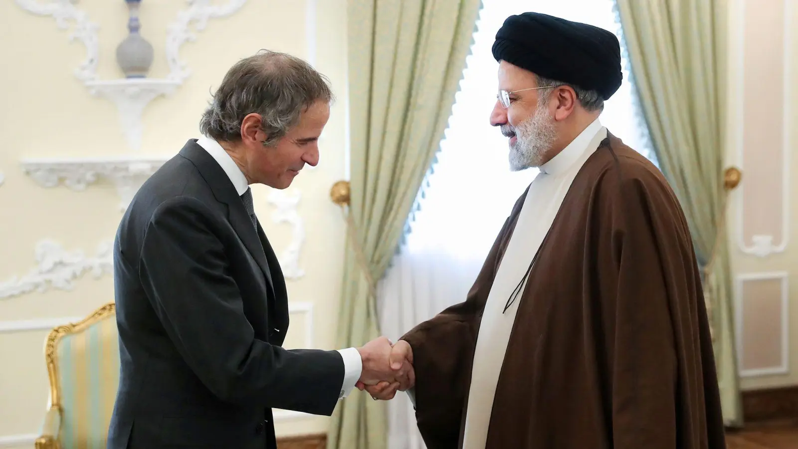 Der iranische Präsident Ebrahim Raisi (r) empfängt IAEA-Chef Rafael Grossi im Präsidialamt in Teheran. (Foto: Uncredited/Office of the Iranian Presidency/AP)