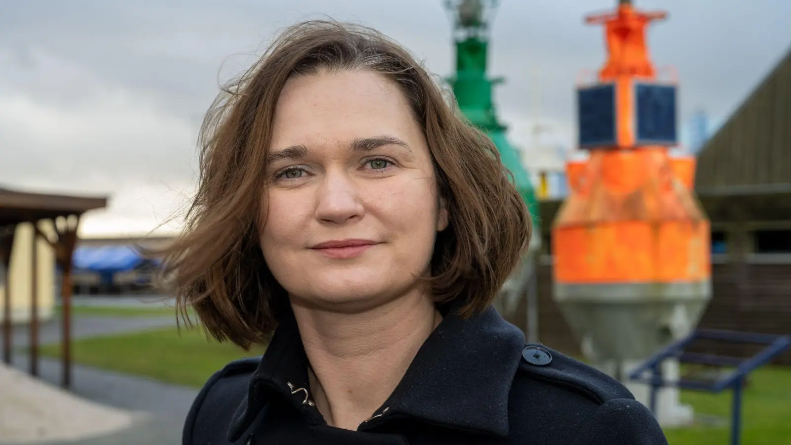 Claudia Müller im Hafen von Stralsund. (Foto: Stefan Sauer/dpa)