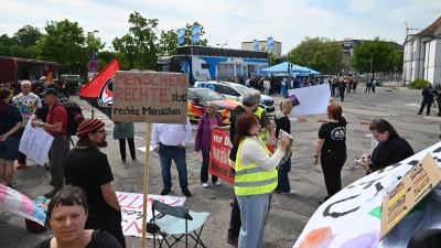 Auf der Hofwiese konnten sich die Kontrahenten in die Augen schauen. Im Hintergrund die Besucherinnen und Besucher des AfD-Trucks, vorne die Gegen-Demonstrierenden.  (Foto: Wolfgang Grebenhof)