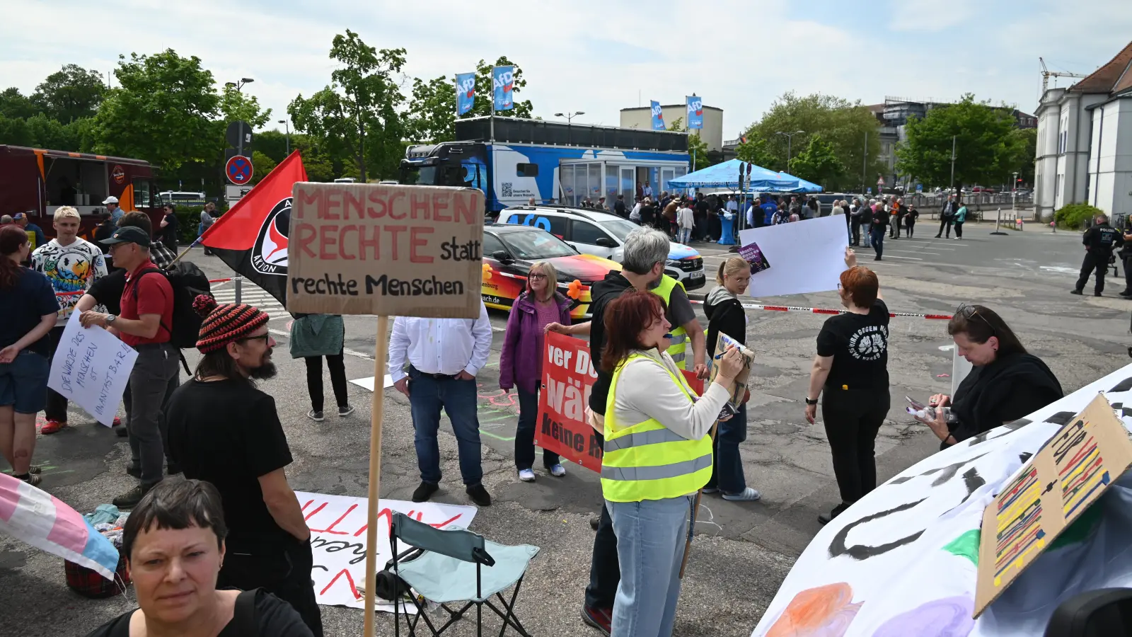 Auf der Hofwiese konnten sich die Kontrahenten in die Augen schauen. Im Hintergrund die Besucherinnen und Besucher des AfD-Trucks, vorne die Gegen-Demonstrierenden.  (Foto: Wolfgang Grebenhof)