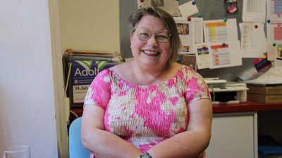Vera Goth im Theaterbüro, ihrem Arbeitsplatz seit Februar dieses Jahres. (Foto: Clarissa Kleinschrot)