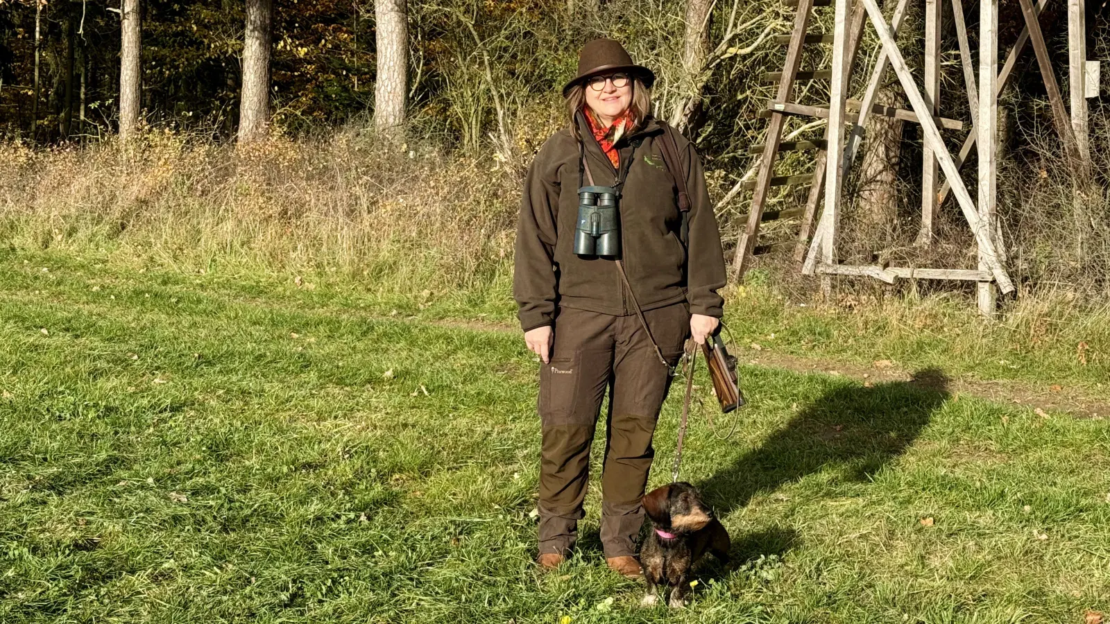 Martina Engelke-Bauer steht der Jägervereinigung Ansbach und Umgebung vor. Hier ist sie mit Jagdhund Rosi, einem Rauhaardackel, in ihrem Jagdrevier bei Betzendorf unterwegs. (Foto: Oliver Herbst)