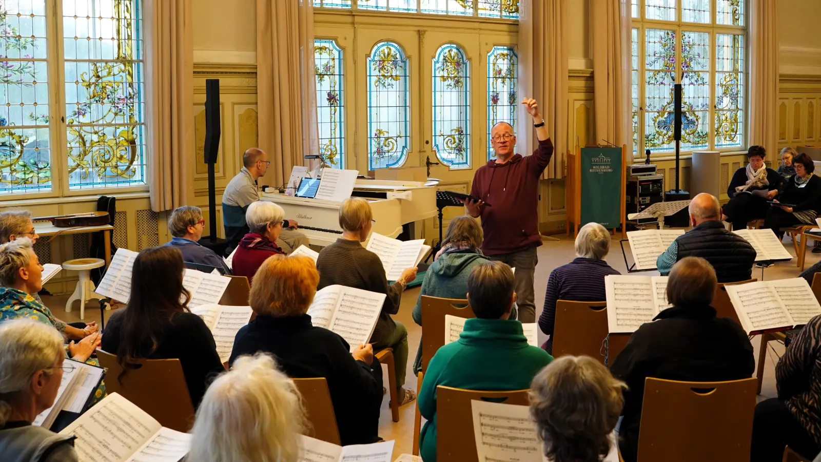 Höchste Konzentration ist gefordert, wenn Chorleiter Martin Sellke mit den Sängerinnen und Sängern die einzelnen Stimmen einstudiert. Am Klavier unterstützt ihn dabei – wie bereits seit vielen Jahren – der Pianist Ulrich Single. (Foto: Simone Hedler)