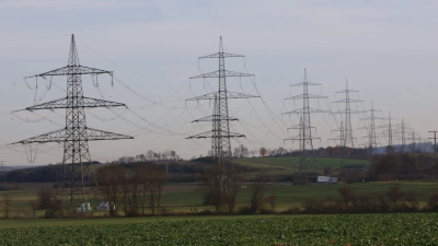 Die 360-Kilovolt-Leitungen des Übertragungsnetzes und die 110-Kilovolt-Leitungen des Verteilnetzes verlaufen hier bei Markt Bibart eine Strecke lang parallel, was vom Netzkonzern Tennet als gute Voraussetzung für ein Umspannwerk gesehen wird. (Archivbild: Andreas Reum)