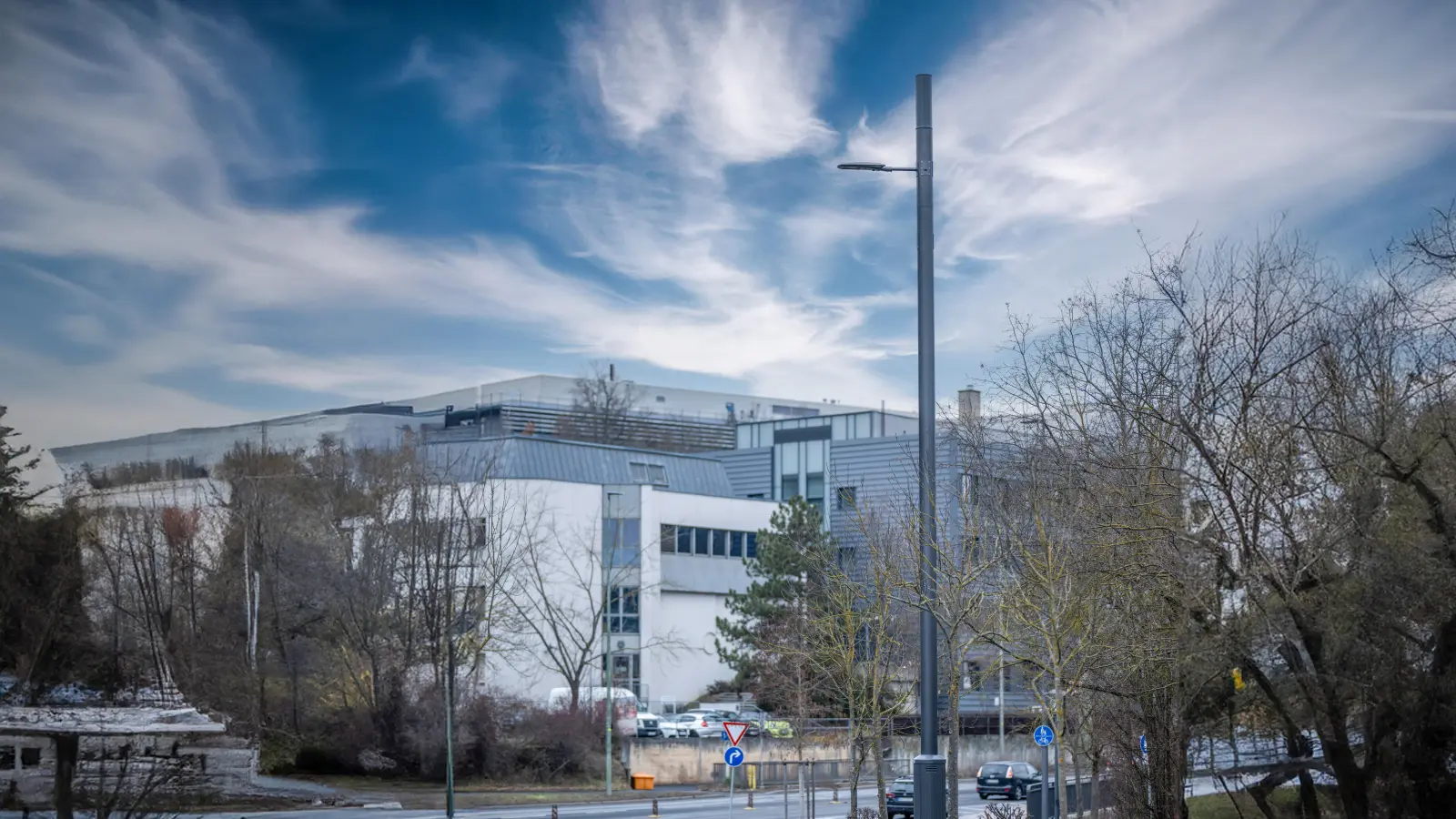 In der Nähe des Würzburger Klinikums sorgt bereits eine 5G-Straßenleuchte für besseren Empfang. (Foto: Sven's Bildwerke/5G Synergiewerk)