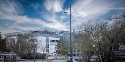 In der Nähe des Würzburger Klinikums sorgt bereits eine 5G-Straßenleuchte für besseren Empfang. (Foto: Sven's Bildwerke/5G Synergiewerk)
