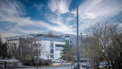 In der Nähe des Würzburger Klinikums sorgt bereits eine 5G-Straßenleuchte für besseren Handy-Empfang. (Foto: Sven's Bildwerke/5G Synergiewerk)