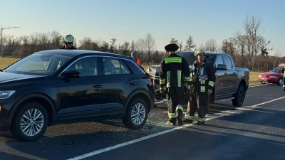 Als Ursache für den Unfall bei Bad Windsheim spricht die Polizei davon, dass ein Autofahrer von der Sonne geblendet wurde. (Foto: Feuerwehr Bad Windsheim)