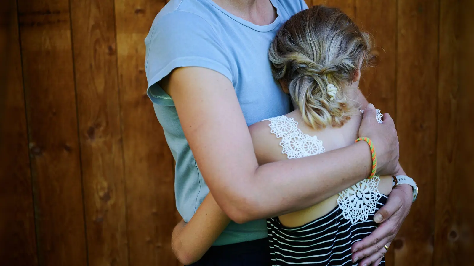 Durch Zuwendung und Vertrauen lernen Kindern, dass es sich lohnt, die Wahrheit zu sagen. (Foto: Annette Riedl/dpa/dpa-tmn)