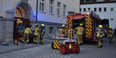 Die Neustädter Feuerwehr musste am späten Montagnachmittag zur Grundschule „Neues Schloss” ausrücken. Dort war es in einer Toilette zu einer Rauchentwicklung gekommen. (Foto: Ute Niephaus)