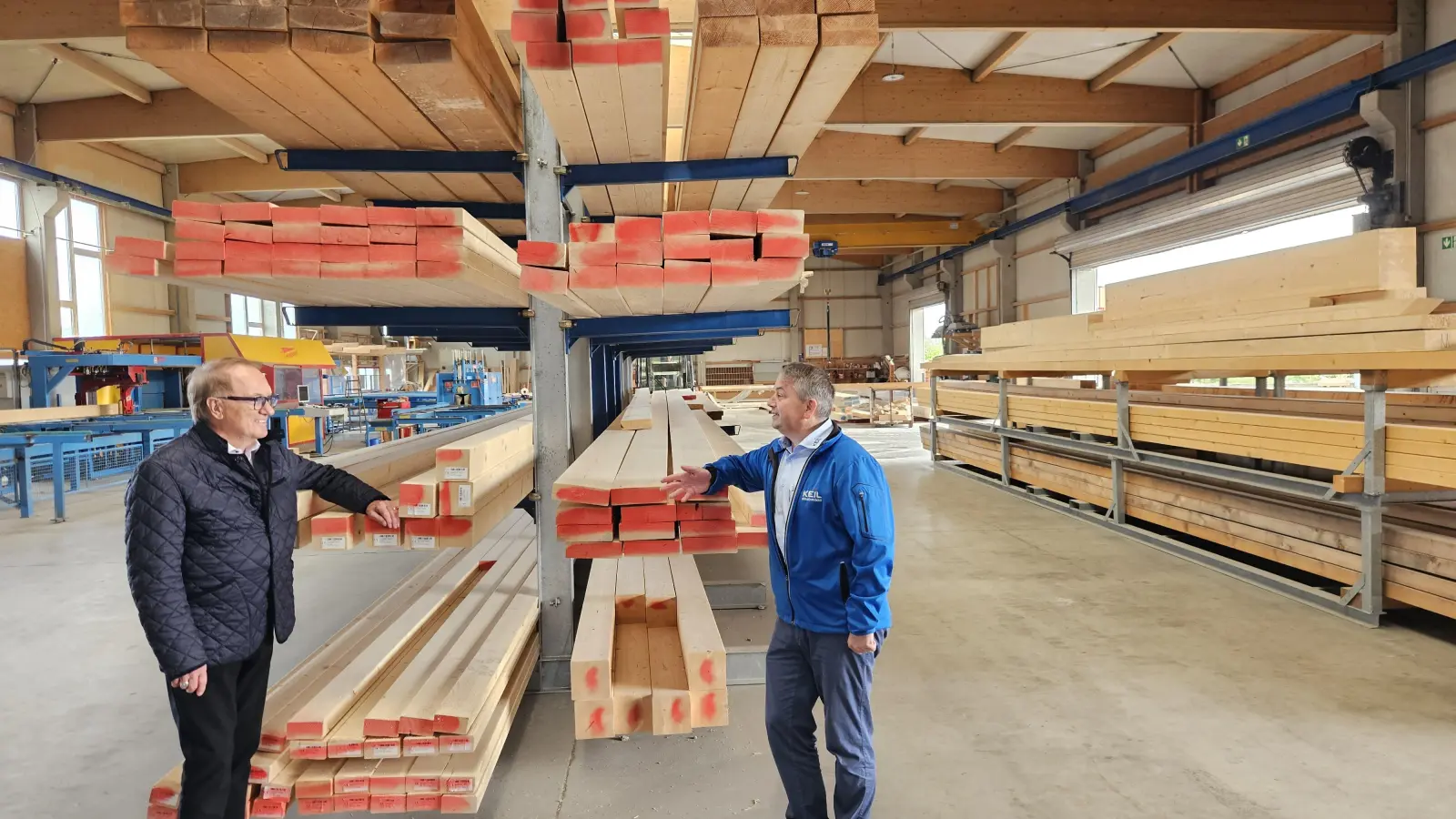 Holz ist zwar nicht ihr ursprüngliches Metier, aber als Unternehmer haben beide viel Erfahrung: Hans-Jürgen Keil (rechts) und Johannes Bauer, die neuen Gesellschafter und Geschäftsführer der ehemaligen Zimmerei Mohr. (Foto: Wolfgang Grebenhof)