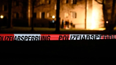 Polizisten fanden die leblose Frau. (Foto: Felix Hörhager/dpa)