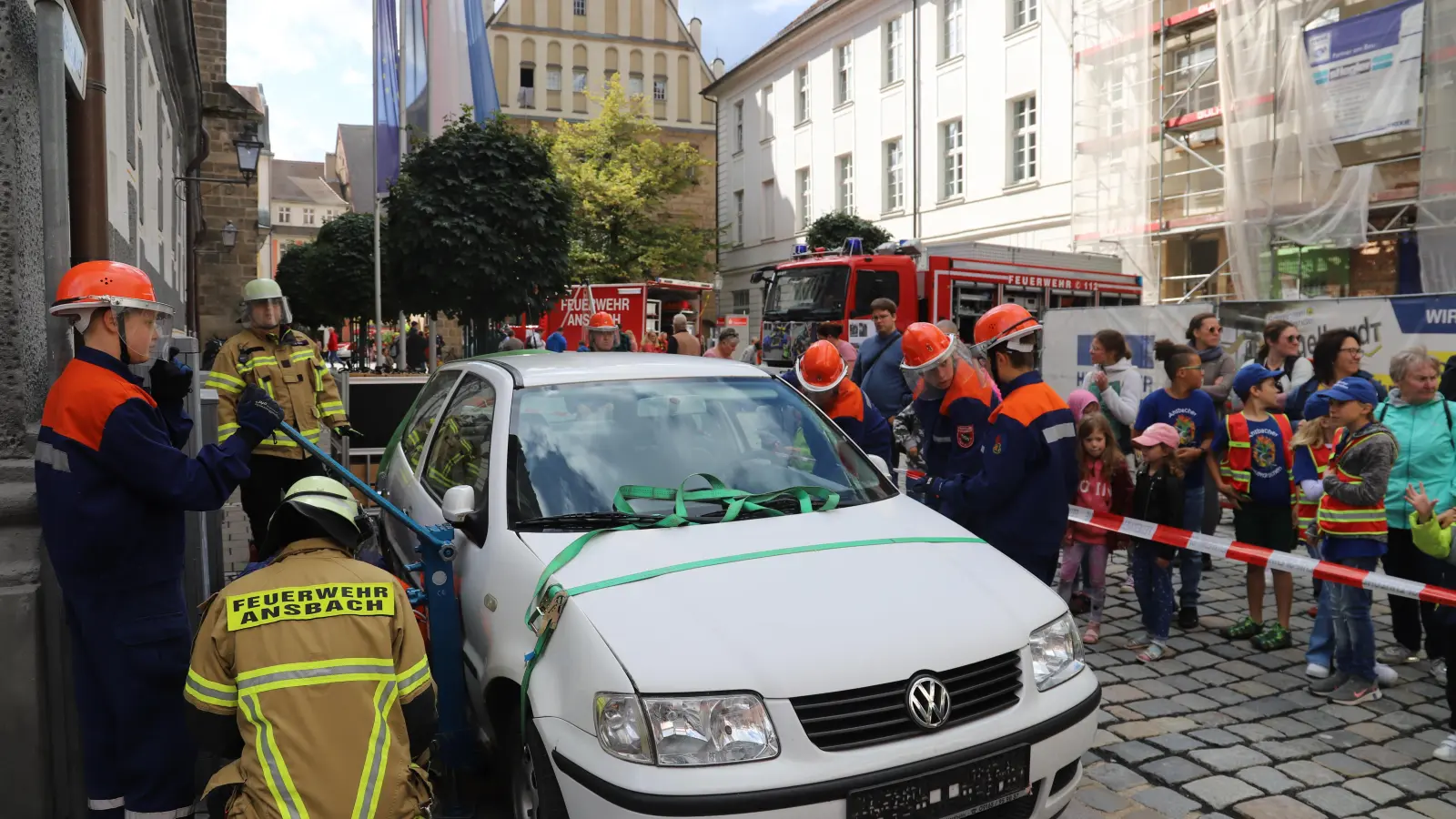 Eine Übung der Nachwuchs-Einsatzkräfte beim Tag der Feuerwehr 2023: Viele sahen zu, als die jungen Menschen an diesem Autowrack auf dem Montgelasplatz zeigten, was in ihnen steckt. (Archivfoto: Oliver Herbst)