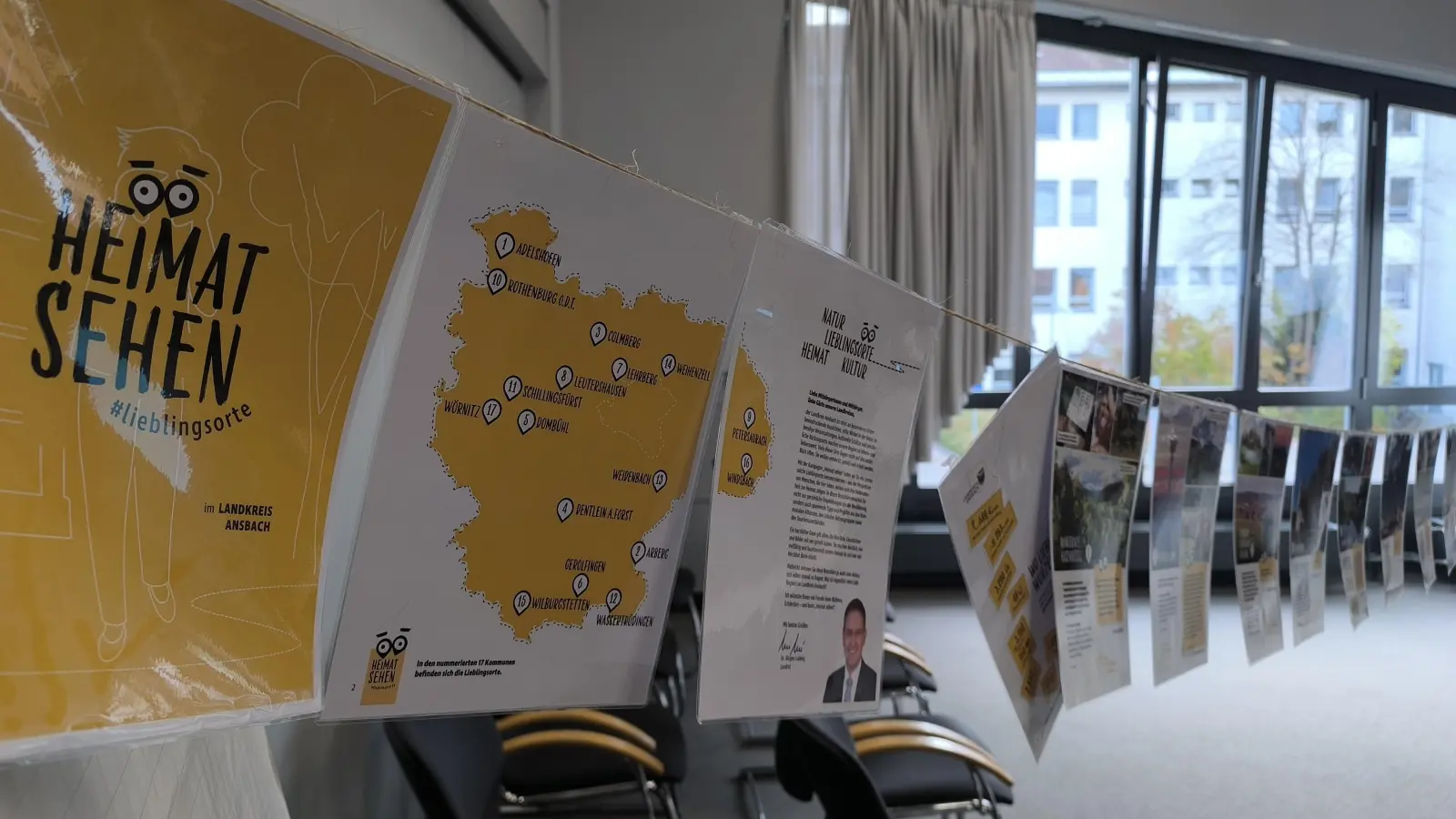 Die Seiten der Broschüre „Heimat sehen” des Regionalmanagements wurden im Sitzungssaal des Landratsamts präsentiert. In dem Heft werden „Lieblingsorte” im Landkreis Ansbach präsentiert.  (Foto: Thomas Schaller)