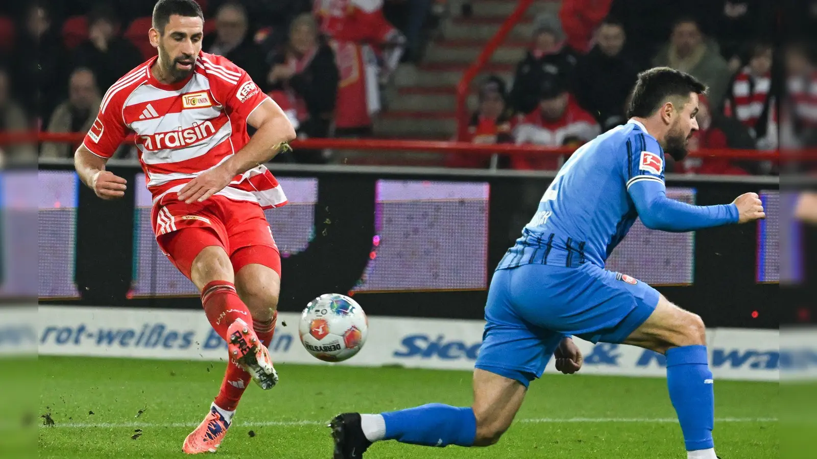 Rani Khedira (l) avancierte erneut zum Matchwinner für Union Berlin. (Foto: Soeren Stache/dpa)