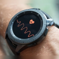 Puls im Blick: Für verlässliche Messwerte sollte das CE-gekennzeichnete Gerät fest sitzen, etwa eine Fingerbreit oberhalb des Handgelenkknochens ist ideal. (Foto: Andrea Warnecke/dpa-tmn)