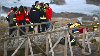 Zwei Tage nach dem Einsturz eines Holzstegs an der Küste der spanischen Region Kantabrien ist die letzte Vermisste tot gefunden worden. Die Zahl der Todesopfer des Unglücks vom Dienstag steigt damit auf sechs. Nur eine Frau überlebte. (Foto: Nacho Cubero/EUROPA PRESS/dpa)