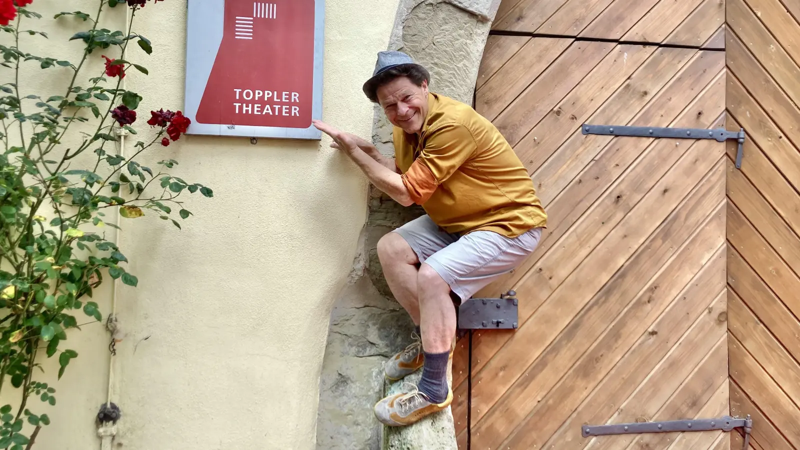Voller Körpereinsatz für das Toppler-Theater: Olaf Creutzburg ist dieses Jahr zum zweiten Mal in der Stadt zu Gast. In der Erbschaftskomödie „Jeeps” spielt er den Sachbearbeiter Gabor. (Foto: Corinna Müller)