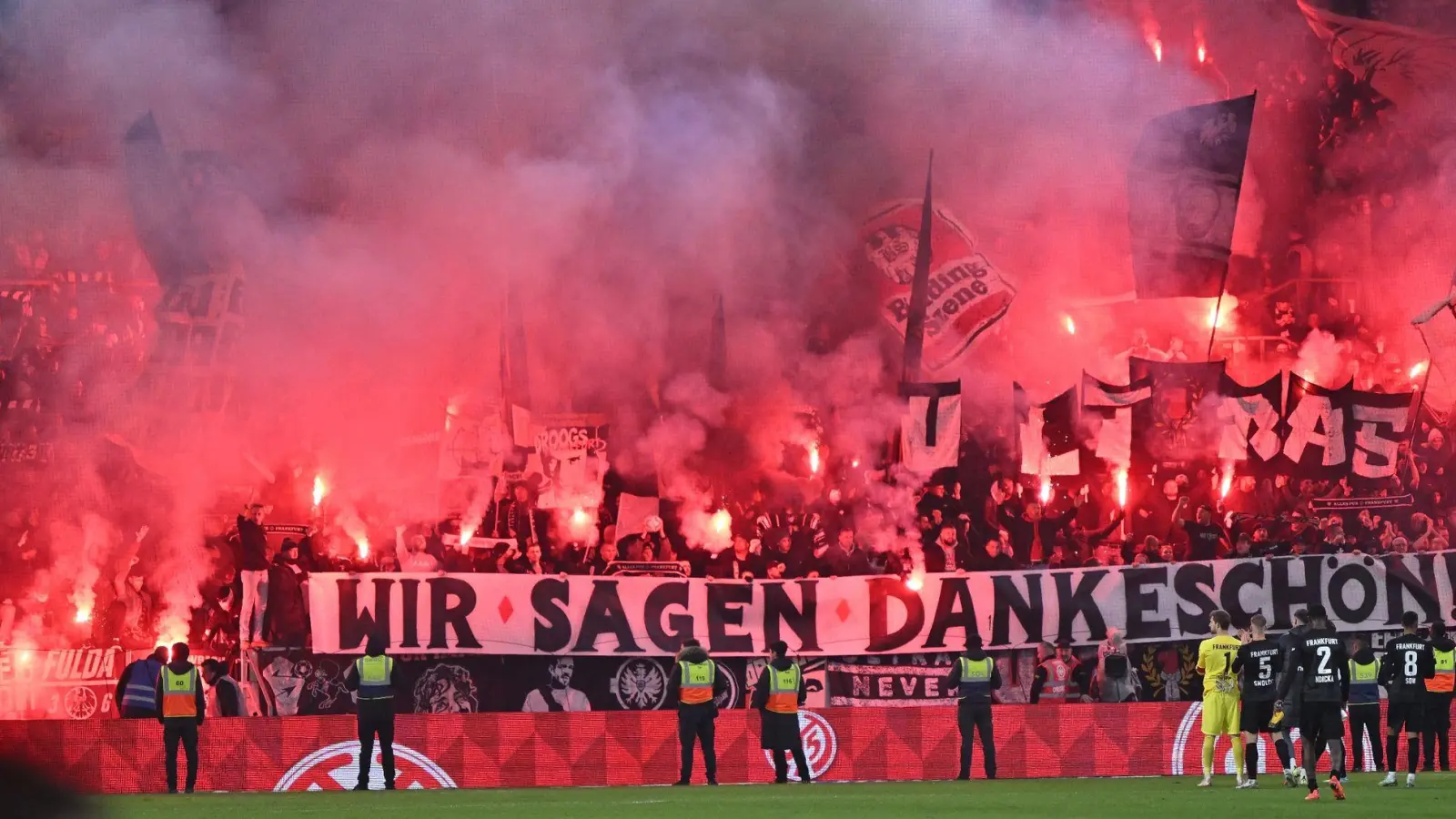 In Mainz zündeten die Frankfurter Anhänger Bengalos. (Foto: Torsten Silz/dpa)