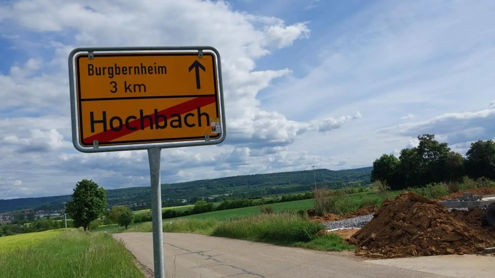Das Ortsschild muss ein ganzes Stück weit nach außen versetzt werden, damit eine Zufahrt zu einem landwirtschaftlichen Anwesen gebaut werden kann. (Foto: Katrin Merklein)