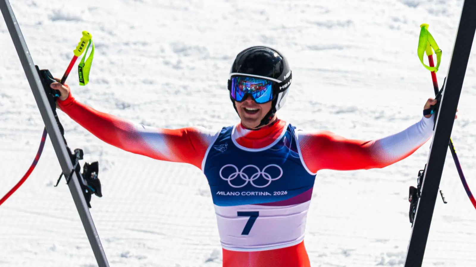 Franjo von Allmen bejubelt seinen nächsten Olympia-Triumph. (Foto: Peter Klaunzer/KEYSTONE/dpa)