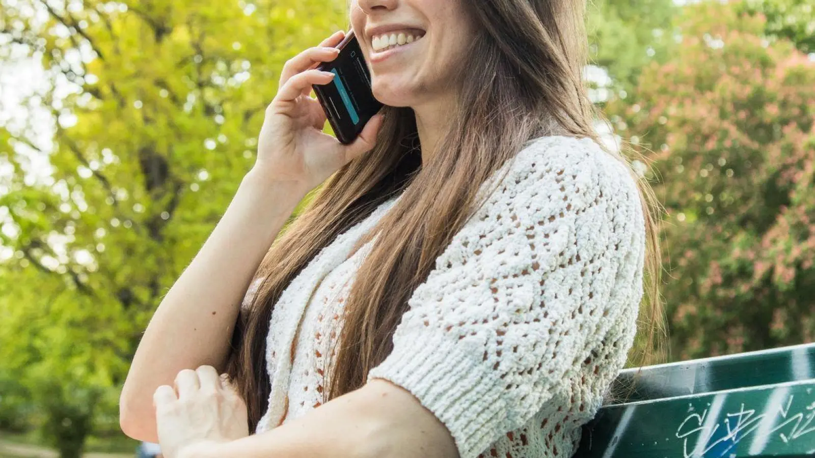 Mit entsprechenden Apps und Tarif-Optionen kann man kostengünstig ins Ausland telefonieren. (Foto: Christin Klose/dpa-tmn/dpa)