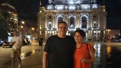Christian Hofmann und Izabela Rosinski vor der Oper in Lwiw.  (Foto: privat)