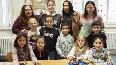 Huriye Tuncer, Nina Perlwitz, Nour Owis und Nataša Nenadović (oben von links) sind Teil jenes sehr internationalen Teams, das für die sehr internationale Kinderschar der AWO-Mittagsbetreuung zuständig ist. (Foto: Andreas Riedel)