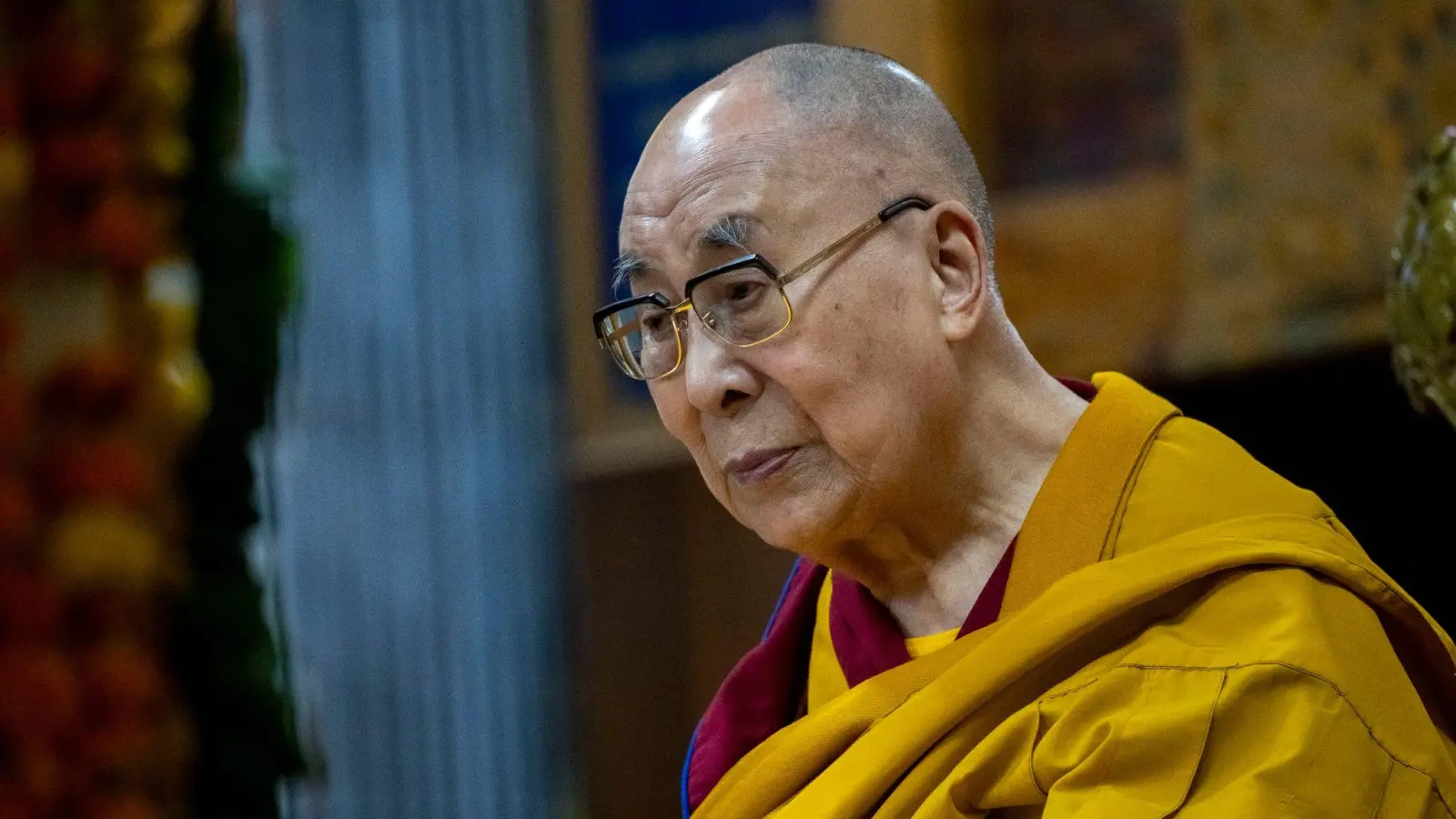 „Seine Heiligkeit neckt oft Leute, (...) sogar in der Öffentlichkeit und vor Kameras“: Dalai Lama. (Foto: Ashwini Bhatia/AP/dpa)