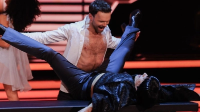 Ungewöhnliche Szene: Jurymitglied Jorge González liegt auf einem Tisch. (Foto: Rolf Vennenbernd/dpa)