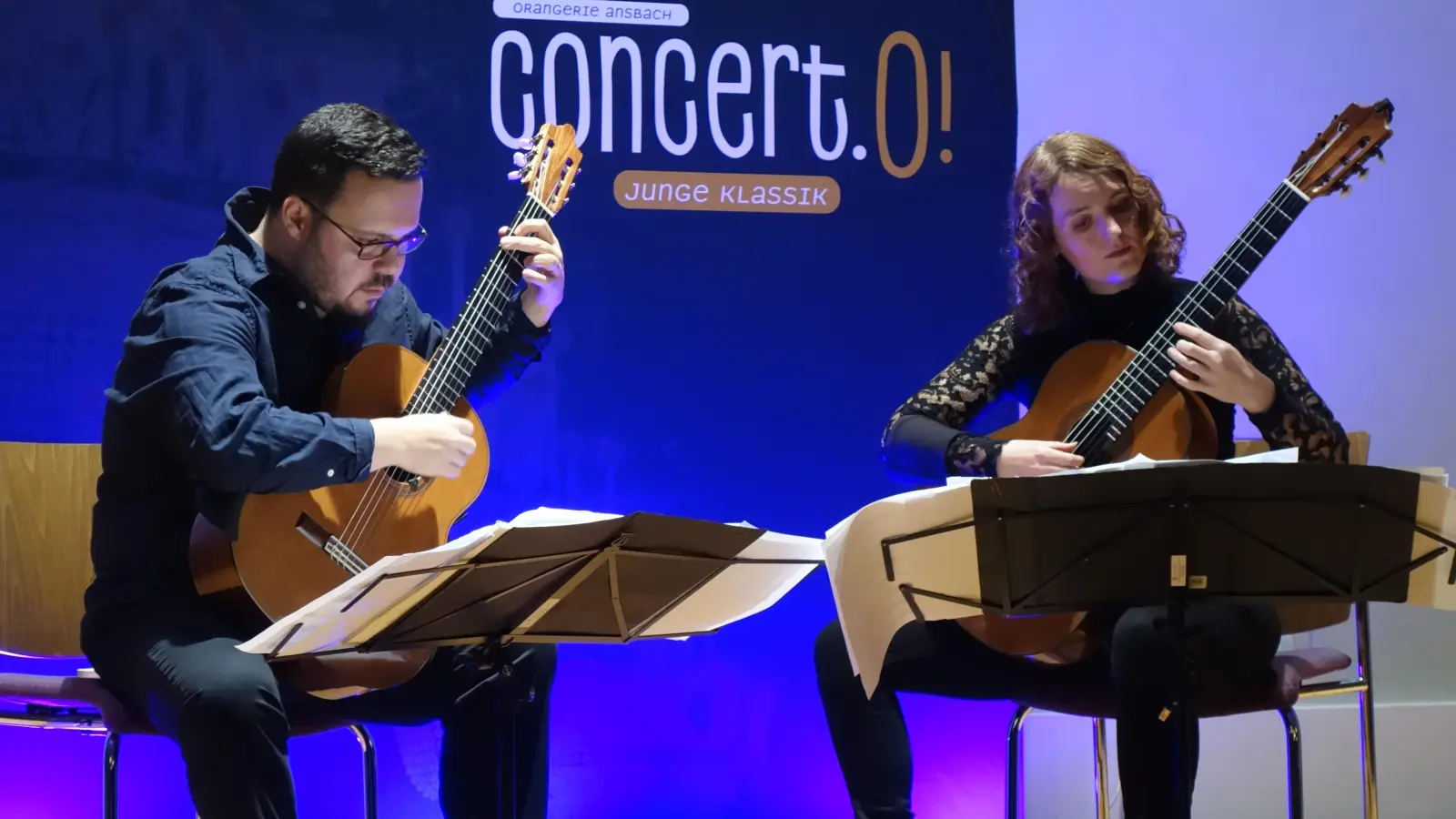 Exzellentes Duo: Guitarra a Dos, Germán Gajardo Torres und Ramona Beyer in der Ansbacher Orangerie. (Foto: Marion Etienne)