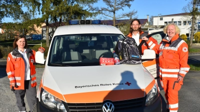 Yvonne Kerschbaum (links) und Bianca Meyerhöfer-Klee sind im Team der Psychosozialen Notfallversorgung im Kreisverband des BRK Neustadt/Aisch-Bad Windsheim aktiv. Zum Pressetermin kam auch BRK-Kreisbereitschaftsleiter Rainer Bullmer. (Foto: Ute Niephaus)