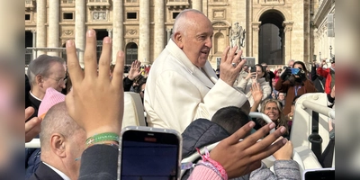 Fast zum Greifen nah fährt Franziskus bei der Generalaudienz mit dem Papamobil an einem Teil der FLZ-Reisegruppe vorbei. (Foto: Ute Niephaus)