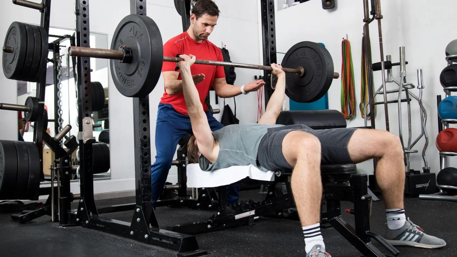 In einem Fitnessstudio angestellt sein und in einem anderen nebenbei arbeiten? Ohne Absprache könnte das zum Problem werden. (Foto: Christin Klose/dpa-tmn)