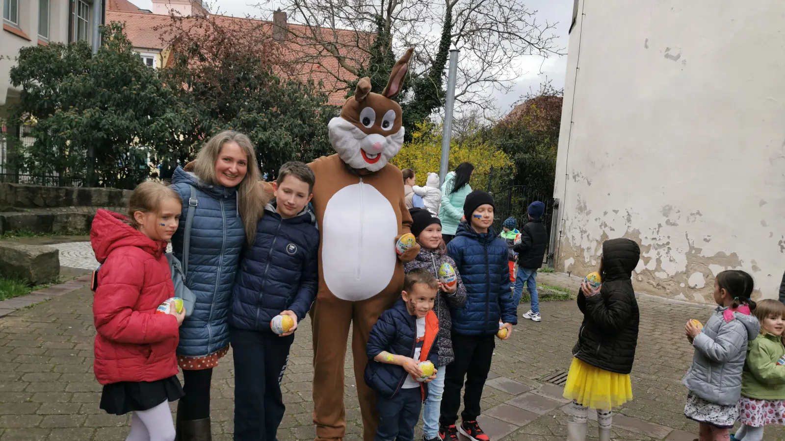 Nach der Eiersuche: Christina, Svitlana und Illja Teslenko mit dem Osterhasen Martin Grüner von der Nea-Hilfe-Ukraine mit weiteren Kindern aus der Ukraine (von links). (Foto: Gabriele Graßl)