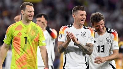 Die drei Weltmeister haben eine Mission in Europa: Manuel Neuer (v.l.), Toni Kroos und Thomas Müller wollen den Titel. (Foto: Federico Gambarini/dpa)