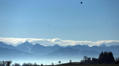 Wer am Sonntag Sonne will, sollte in die Berge fahren. (Archivbild)  (Foto: Karl-Josef Hildenbrand/dpa)