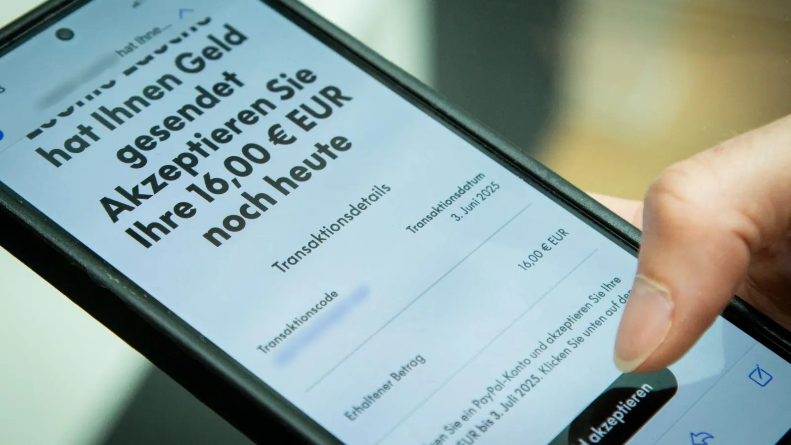 Vorsicht bei unerwartetem Geldeingang über Paypal. (Foto: Christin Klose/dpa-tmn)