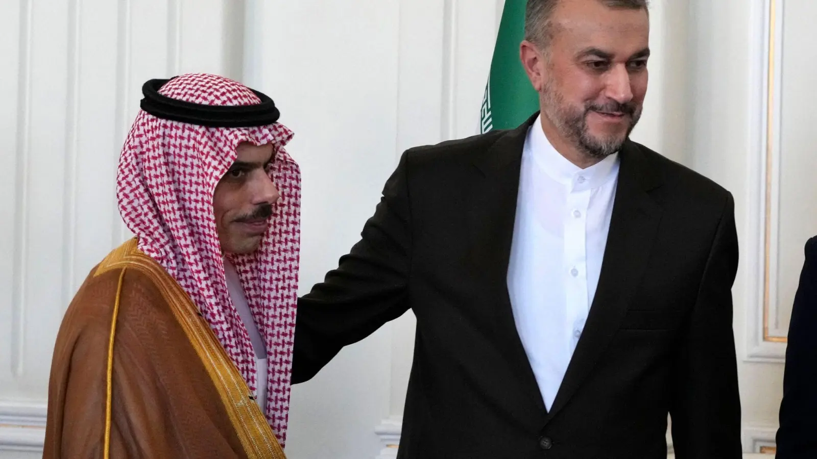 Der saudische Außenminister Faisal bin Farhan (l) wird in Teheran von seinem iranischen Amtskollegen Hussein Amirabdollahian empfangen. (Foto: Vahid Salemi/AP/dpa)