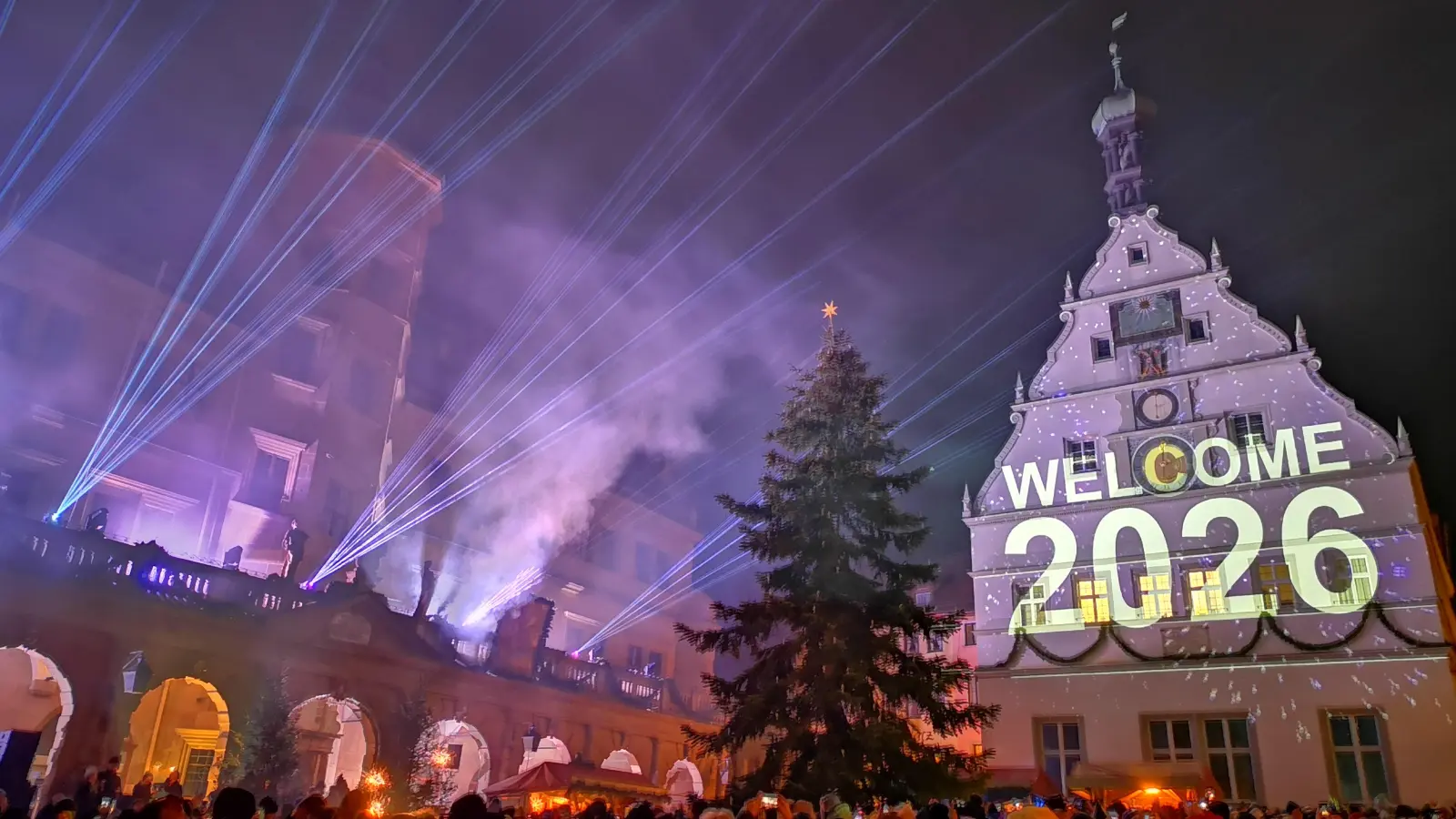 Mit wirkungsvollen Lichtprojektionen und Rauch aus der Nebelmaschine wurde im Herzen der Altstadt das neue Jahr begrüßt. Der Marktplatz war gut gefüllt. (Foto: Jürgen Binder)