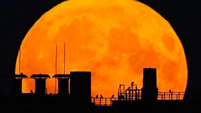 Ein Supermond geht über einem Wohnhaus auf. (Foto: Pavel Bednyakov/AP/dpa)